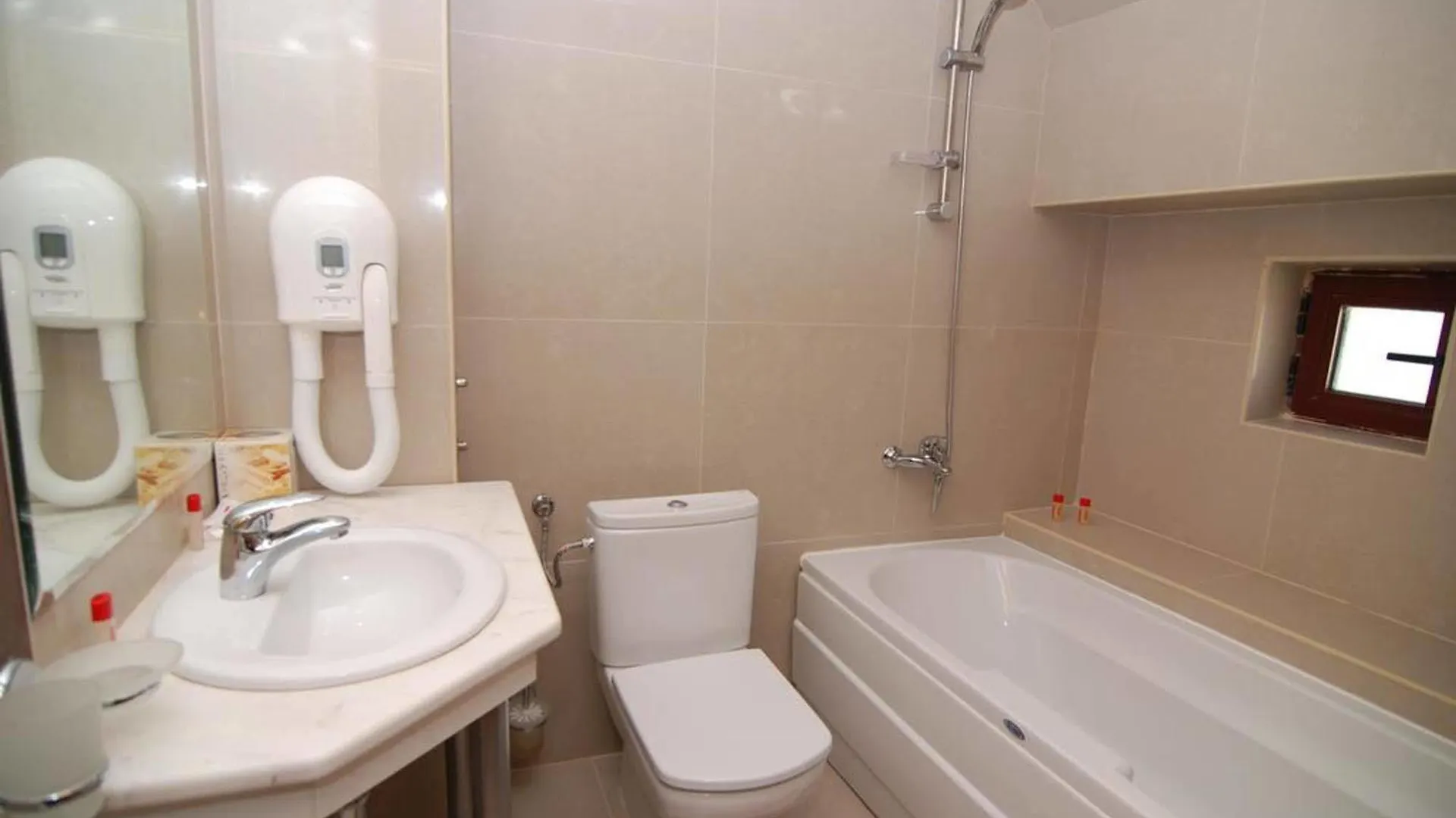 Hugo Hotel 바르나 3*,